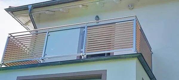 Bildergalerie_1 Balkon mit Glasverkleidung an weißer Hausfassade