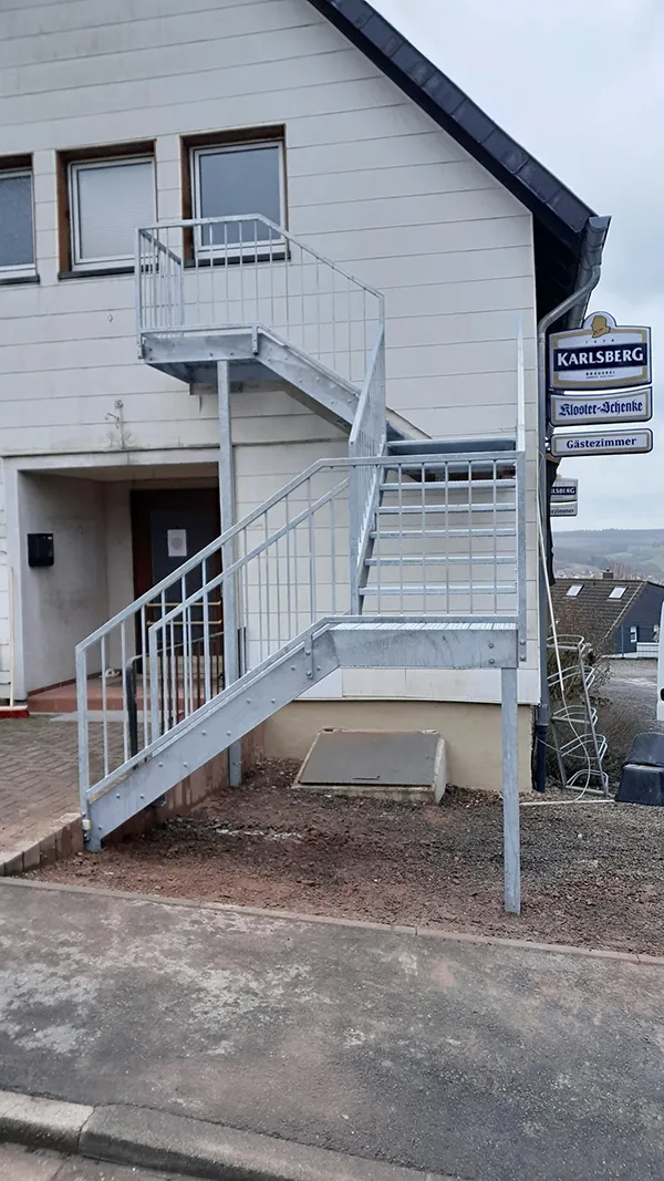 Treppenaufgang an Außenwnd eines Lokals