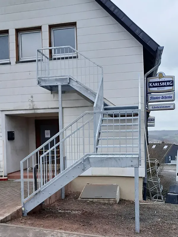 Bildergalerie_4_2 Treppenaufgang an Außenwnd eines Lokals