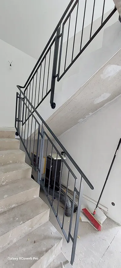 schwarzes Treppengeländer in Treppenhaus