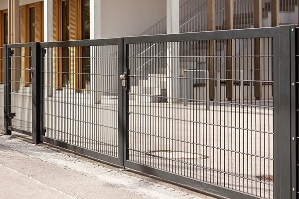 Leistungen_Tore schwarzer Metallzaun mit Tor