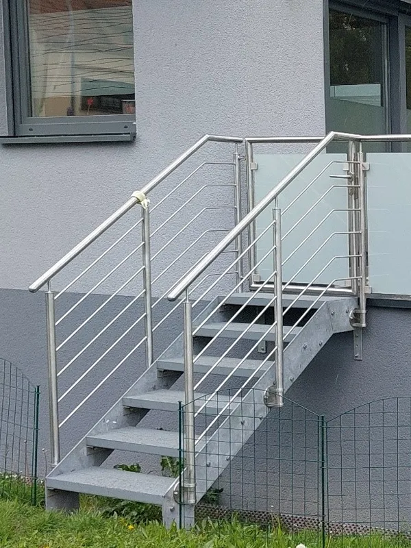 Leistungen_Treppen_3 Außentreppe zu einer Terrasse mit Glasverkleidung